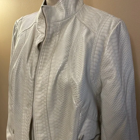 Roz & Ali faux leather animal print cream jacket with lining - Picture 3 of 9